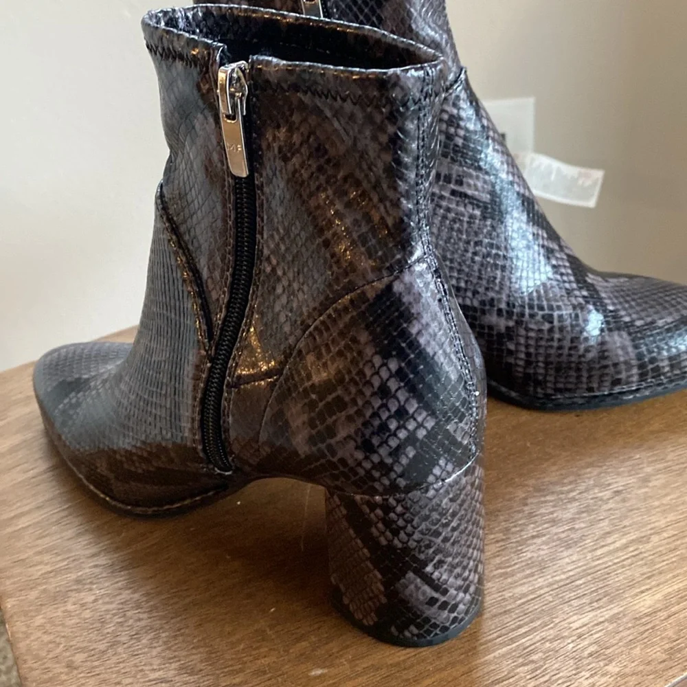 Marc Fisher Dyvine Black & Gray Snakeskin Zip Up Pointed Toe Booties Boots, 8.5M